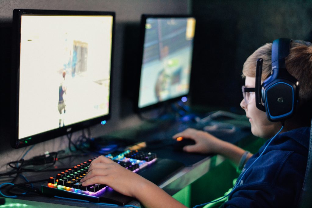Nuori henkilö pelaa tietokoneella peliä.