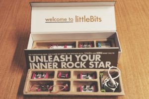 LittleBits syntikkalaatikon sisältö