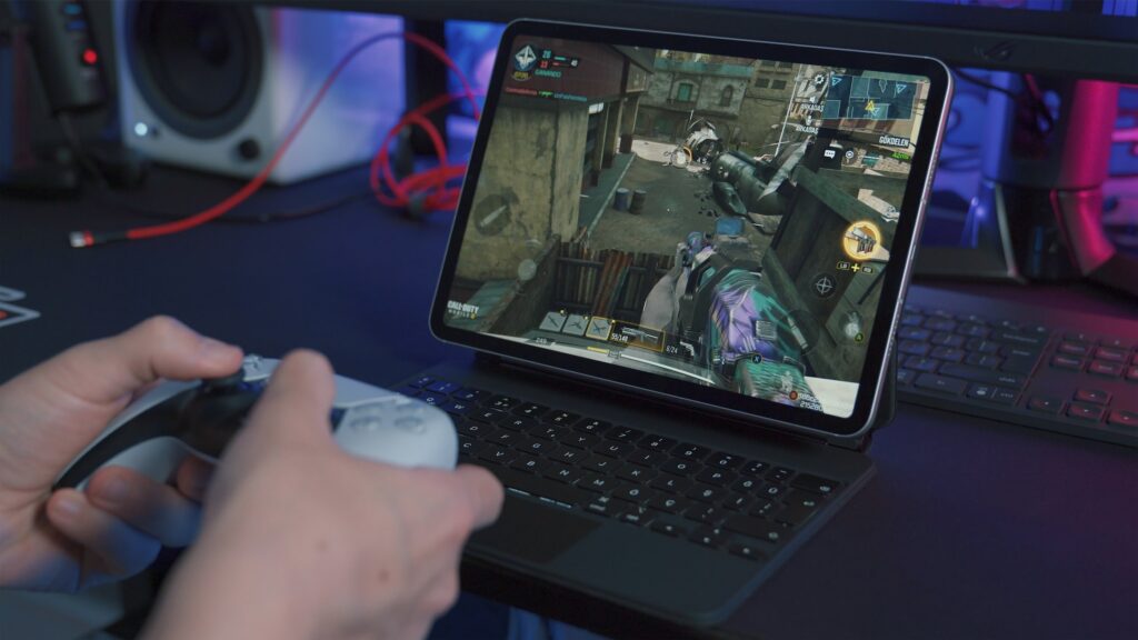 Henkilö pelaa tietokonepeliä konsoliohjaimella.