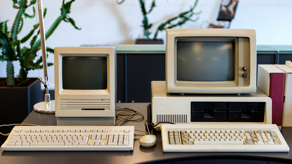 Kaksi vanhaa tietokonetta